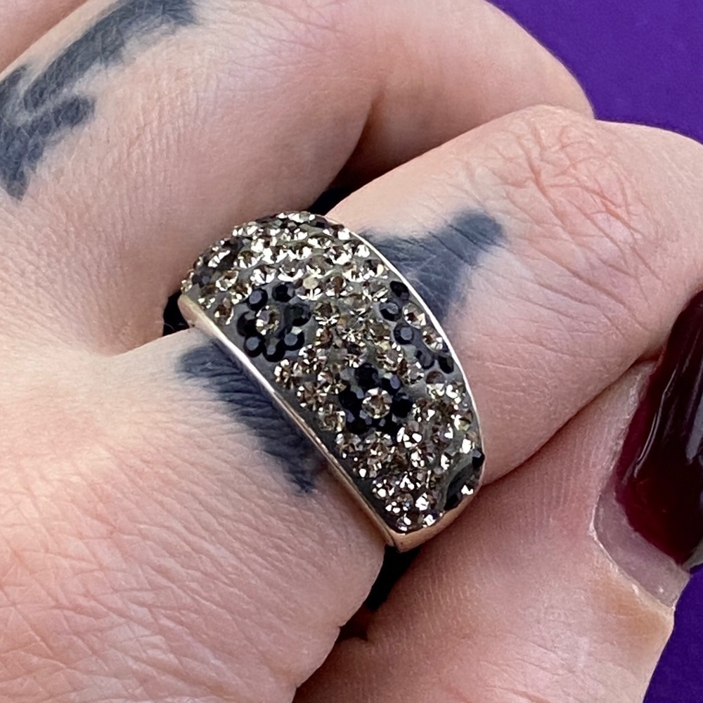 💛 Silver Brass Crystal Pavé Dome Ring | Black Floral Accent Statement Ring - Picture 9 of 9